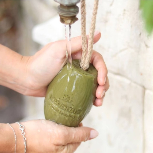 2 savons de Marseille à suspendre