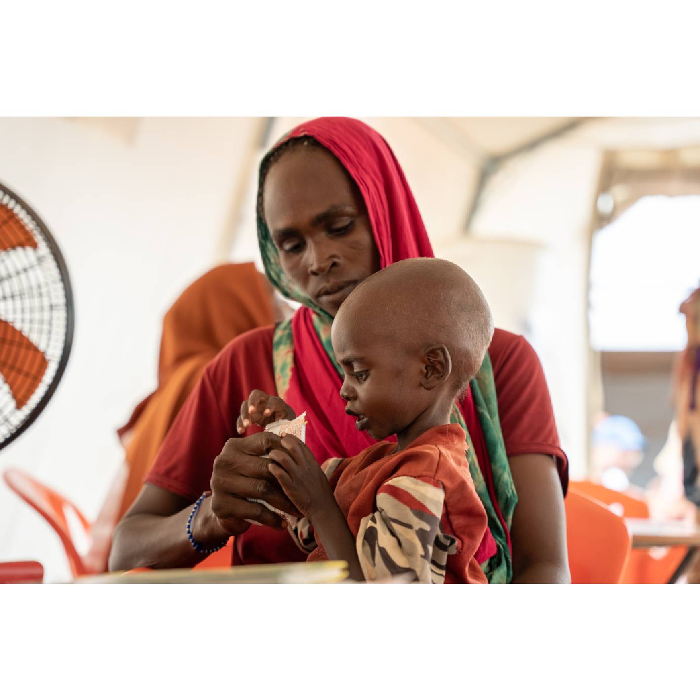 Médecins Sans Frontières : Aliments thérapeutiques pour la prise en charge de 2 enfants malnutris par MSF