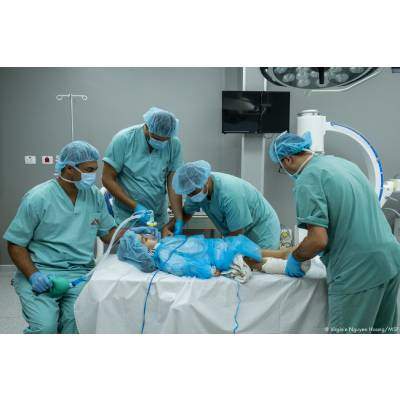 MSF: Due camici chirurgici per le nostre operazioni di emergenza